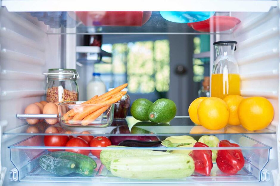 Kühlschrank richtig einräumen: So bleiben Lebensmittel länger frisch