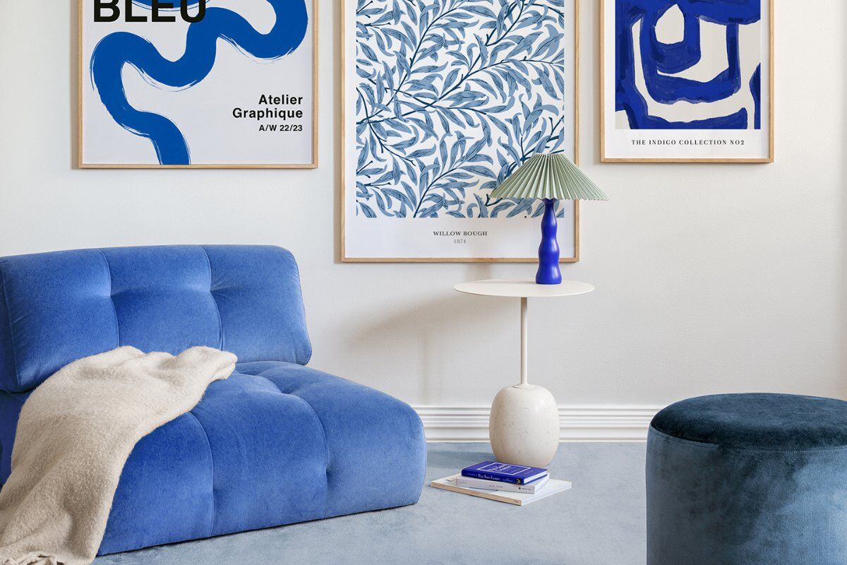 Welche Farbe passt zu Blau: Sofa blau mit Galerie
