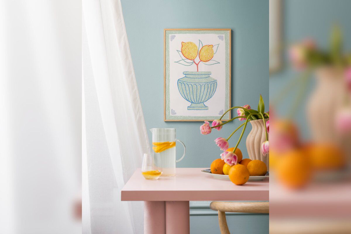 Welche Farbe passt zu Orange: rosa Tisch, blaue Wand