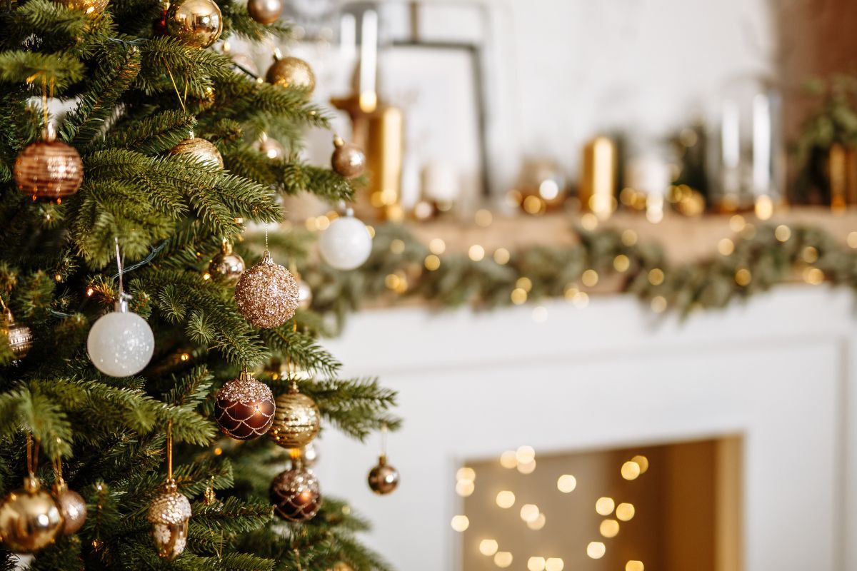 Wann Weihnachtsbaum austellen: geschmückter Baum