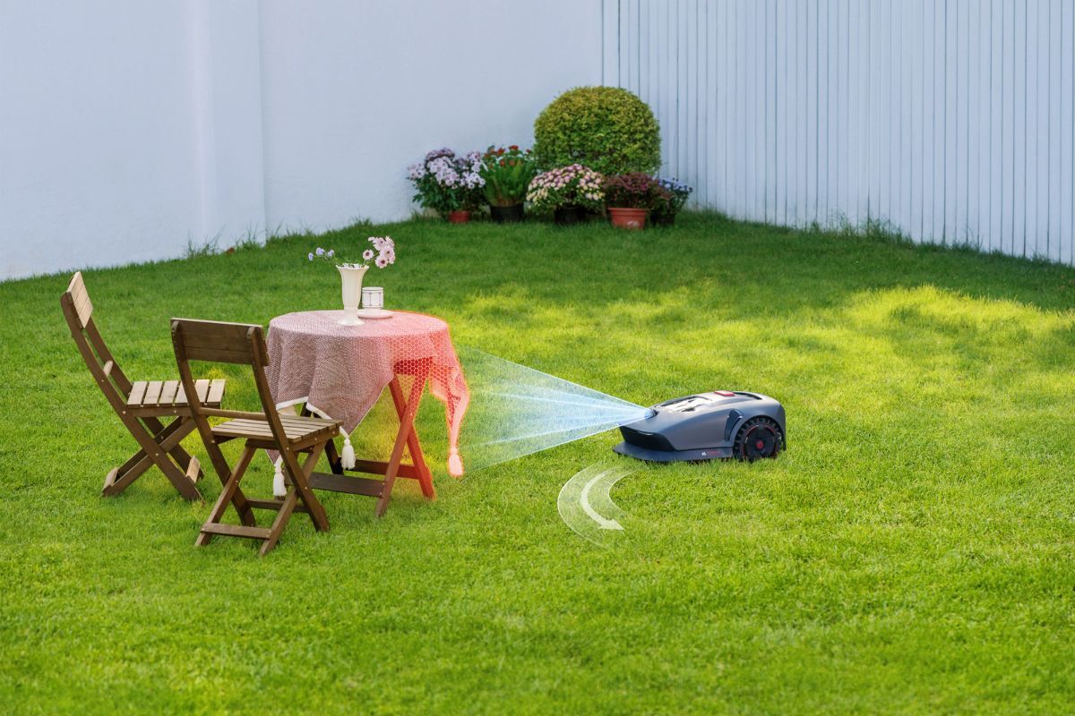 Mova 600 und Mova 1000 fahrend im Garten